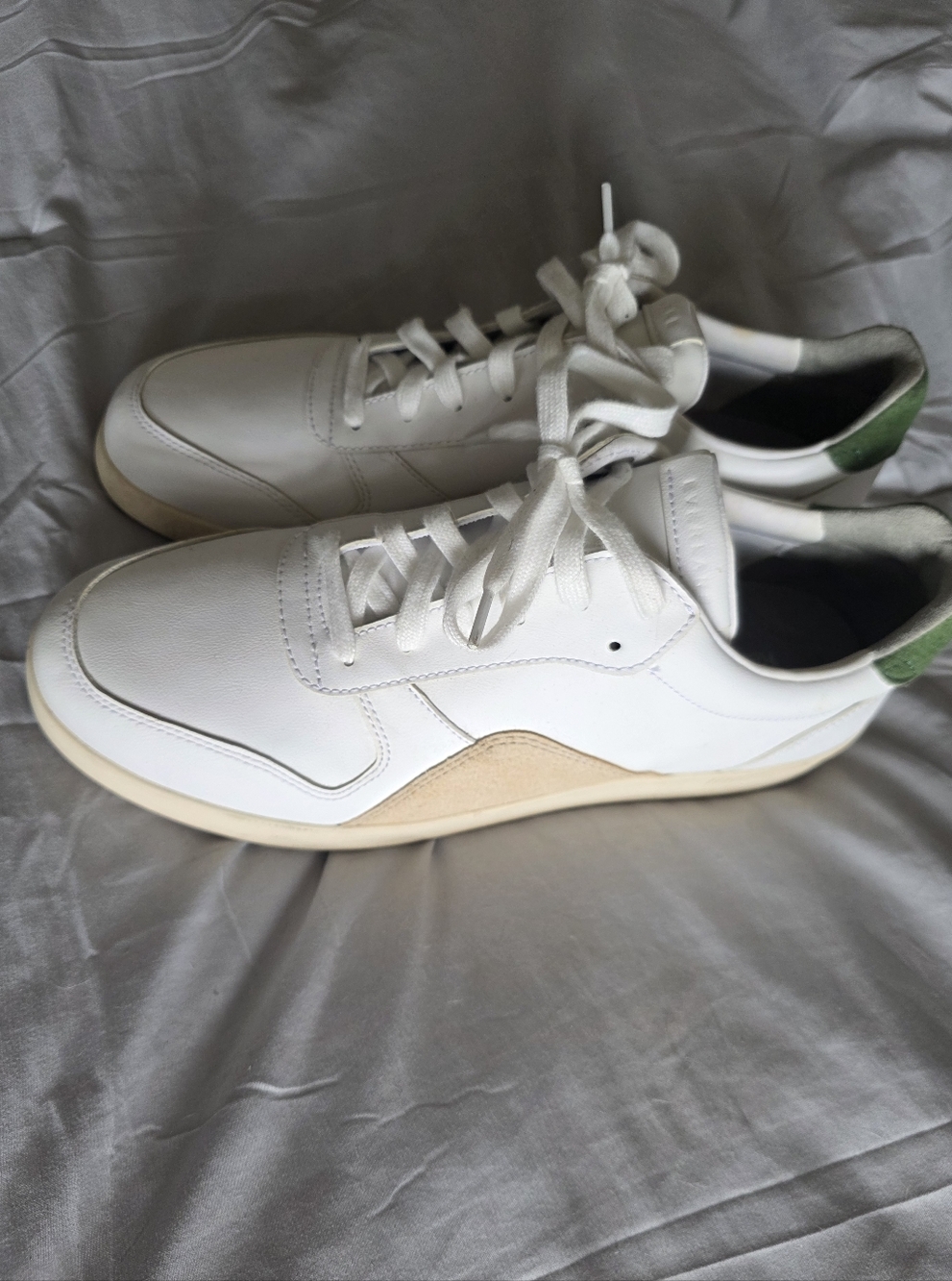 Everlane ReLeather Court Sneakers – White/Green
Size: Women’s 11 / Men’s 9